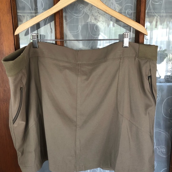 Columbia Pants - NWOT Columbia Tan Nylon Skort 2 Front Zipper Pockets & 2 Back Velcro